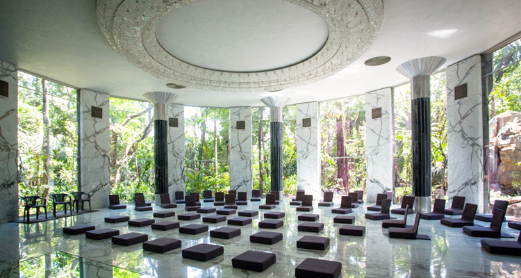  Osho Ashram (Pune)