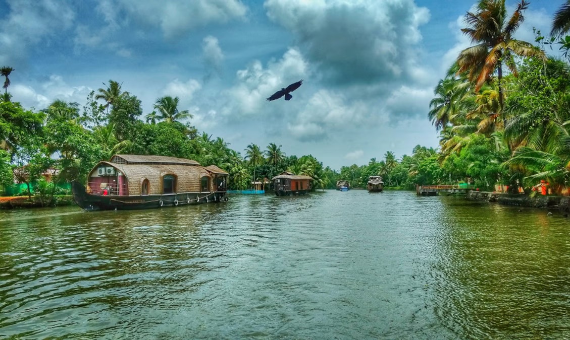 Casa flotante en los remansos de Kerala